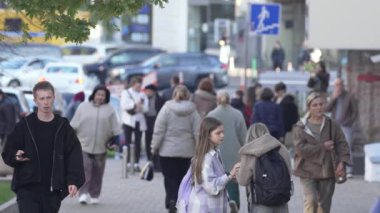 KYIV, UKRAINE - 6 Ekim 2024: Birçok insan sonbaharda yavaş çekimde caddede yürür