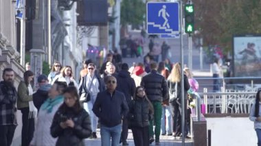 KYIV, UKRAINE 6 Ekim 2024: Sonbaharda Ukrayna 'nın Kyiv kentinde kalabalık bir cadde