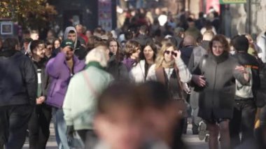 KYIV, UKRAINE 6 Ekim 2024: Sonbaharda Ukrayna 'nın Kyiv kentinde kalabalık bir cadde