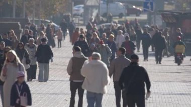 KYIV, UKRAINE 6 Ekim 2024: Sonbaharda Ukrayna 'nın Kyiv kentinde kalabalık bir cadde
