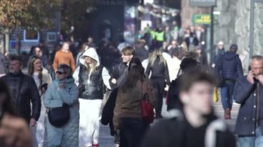 KYIV, UKRAINE 6 Ekim 2024: Sonbaharda Ukrayna 'nın Kyiv kentinde kalabalık bir cadde