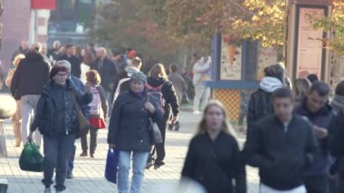 KYIV, UKRAINE 6 Ekim 2024: Sonbaharda Ukrayna 'nın Kyiv kentinde kalabalık bir cadde