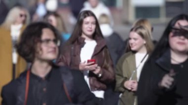 KYIV, UKRAINE 6 Ekim 2024: Sonbaharda Ukrayna 'nın Kyiv kentinde kalabalık bir cadde