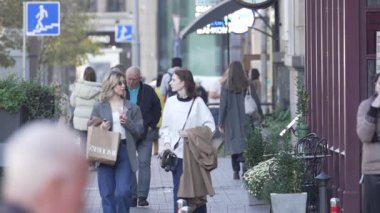 KYIV, UKRAINE 6 Ekim 2024: Sonbaharda Ukrayna 'nın Kyiv kentinde kalabalık bir cadde