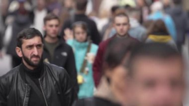 KYIV, UKRAINE 6 Ekim 2024: Sonbaharda Ukrayna 'nın merkez caddesinde insanlar