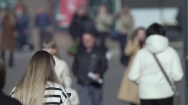 KYIV, UKRAINE 6 Ekim 2024: Sonbaharda Ukrayna 'nın merkez caddesinde insanlar