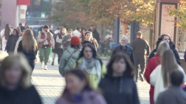 KYIV, UKRAINE 6 Ekim 2024: Sonbaharda Ukrayna 'nın merkez caddesinde insanlar