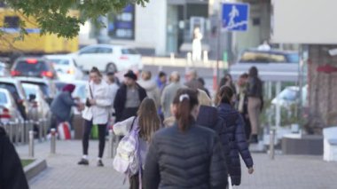 KYIV, UKRAINE 6 Ekim 2024: Sonbaharda Ukrayna 'nın merkez caddesinde insanlar