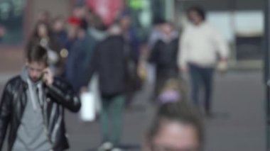 KYIV, UKRAINE 6 Ekim 2024: Sonbaharda Ukrayna 'nın merkez caddesinde insanlar