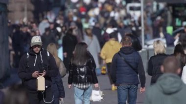 KYIV, UKRAINE 6 Ekim 2024: Sonbaharda Ukrayna 'nın merkez caddesinde insanlar