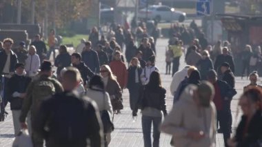 KYIV, UKRAINE 6 Ekim 2024: Sonbaharda Ukrayna 'nın merkez caddesinde insanlar