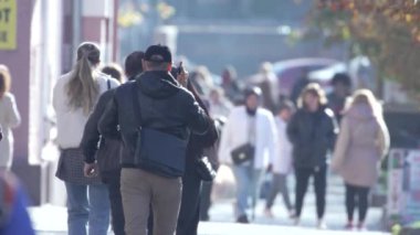 KYIV, UKRAINE 6 Ekim 2024: Sonbaharda Ukrayna 'nın merkez caddesinde insanlar