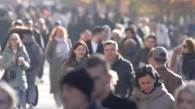 KYIV, UKRAINE - 6 Ekim 2024: Sonbaharda Ukrayna 'nın başkenti Kyiv' de kalabalık