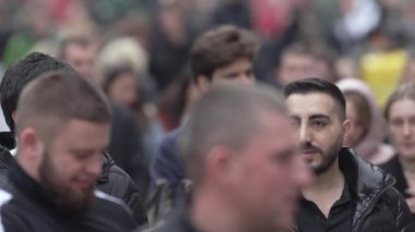 KYIV, UKRAINE - 6 Ekim 2024: Sonbaharda Ukrayna 'nın başkenti Kyiv' de kalabalık