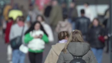 KYIV, UKRAINE - 6 Ekim 2024: Sonbaharda Ukrayna 'nın başkenti Kyiv' de kalabalık