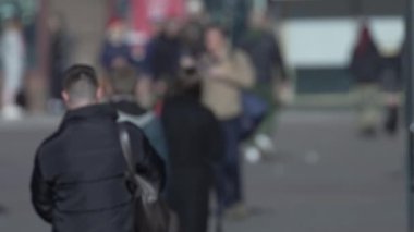 KYIV, UKRAINE - 6 Ekim 2024: Sonbaharda Ukrayna 'nın başkenti Kyiv' de kalabalık