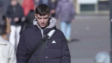 KYIV, UKRAINE - 6 Ekim 2024: Sonbaharda Ukrayna 'nın başkenti Kyiv' de kalabalık