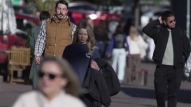 KYIV, UKRAINE - 6 Ekim 2024: Sonbaharda Ukrayna 'nın başkenti Kyiv' de kalabalık