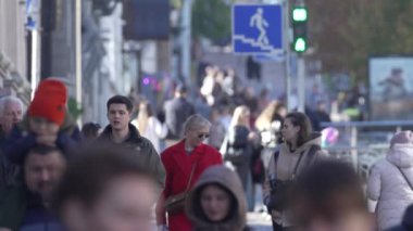 KYIV, UKRAINE - 6 Ekim 2024: Sonbaharda Ukrayna 'nın başkenti Kyiv' de kalabalık