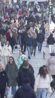 KYIV, UKRAINE - 6 Ekim 2024: Sonbaharda Ukrayna 'nın Kyiv kentinde kalabalık bir caddenin dikey videosu