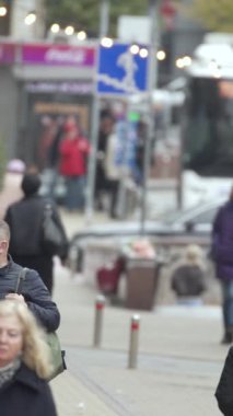 KYIV, UKRAINE - 6 Ekim 2024: Sonbaharda Ukrayna 'nın Kyiv kentinde kalabalık bir caddenin dikey videosu