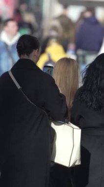 KYIV, UKRAINE - 6 Ekim 2024: Sonbaharda Ukrayna 'nın Kyiv kentinde kalabalık bir caddenin dikey videosu
