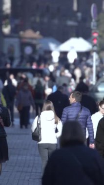 KYIV, UKRAINE - 6 Ekim 2024: Sonbaharda Ukrayna 'nın Kyiv kentinde kalabalık bir caddenin dikey videosu