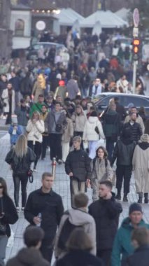 KYIV, UKRAINE - 6 Ekim 2024: Sonbaharda insanlarla dolu bir şehir sokağının dikey videosu, yavaş çekim