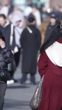 KYIV, UKRAINE - 6 Ekim 2024: Sonbaharda Ukrayna 'nın Kyiv kentinde kalabalık bir caddenin dikey videosu