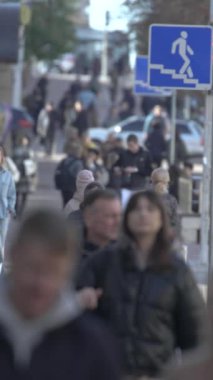 KYIV, UKRAINE - 6 Ekim 2024: Sonbaharda Ukrayna 'nın Kyiv kentinde kalabalık bir caddenin dikey videosu