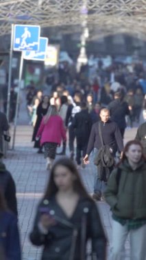 KYIV, UKRAINE ECTOBER 6, 2024: Sonbaharda cadde boyunca yürüyen insanların dikey videosu, yavaş çekim