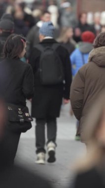 KYIV, UKRAINE 6 Ekim 2024: Sonbaharda bir şehir caddesinde kalabalığın dikey videosu.