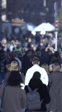 KYIV, UKRAINE 6 Ekim 2024: Sonbaharda bir şehir caddesinde kalabalığın dikey videosu.