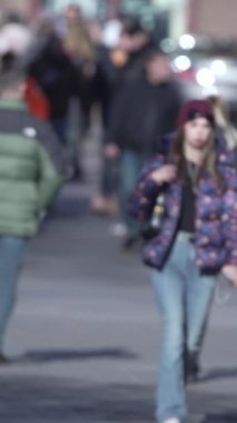 KYIV, UKRAINE - 6 Ekim 2024: Sonbaharda bir şehir caddesinde kalabalığın dikey videosu.