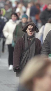 KYIV, UKRAINE - 6 Ekim 2024: Sonbaharda Ukrayna 'nın Kyiv kentinde kalabalık bir caddenin dikey videosu