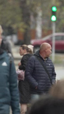 KYIV, UKRAINE - 6 Ekim 2024: Sonbaharda Ukrayna 'nın Kyiv kentinde kalabalık bir caddenin dikey videosu