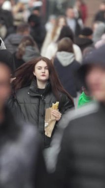 KYIV, UKRAINE - 6 Ekim 2024: Sonbaharda Ukrayna 'nın Kyiv kentinde kalabalık bir caddenin dikey videosu