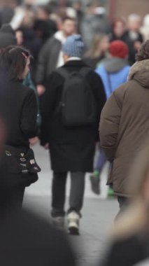 KYIV, UKRAINE - 6 Ekim 2024: Sonbaharda bir şehir caddesinde kalabalığın dikey videosu