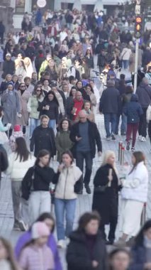 KYIV, UKRAINE - 6 Ekim 2024: Sonbaharda insanlarla dolu bir şehir sokağının dikey videosu, yavaş çekim