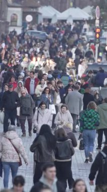 KYIV, UKRAINE - 6 Ekim 2024: Sonbaharda Ukrayna 'nın Kyiv kentinde kalabalık bir caddenin dikey videosu