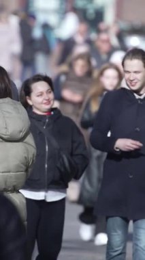 KYIV, UKRAINE - 6 Ekim 2024: Sonbaharda Ukrayna 'nın Kyiv kentinde kalabalık bir caddenin dikey videosu