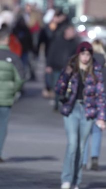 KYIV, UKRAINE - 6 Ekim 2024: Sonbaharda Ukrayna 'nın Kyiv kentinde kalabalık bir caddenin dikey videosu