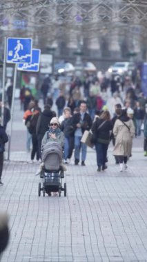 KYIV, UKRAINE - 6 Ekim 2024: Sonbaharda Ukrayna 'nın Kyiv kentinde kalabalık bir caddenin dikey videosu