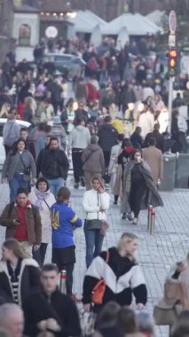 KYIV, UKRAINE - 6 Ekim 2024: Sonbaharda Ukrayna 'nın Kyiv kentinde kalabalık bir caddenin dikey videosu