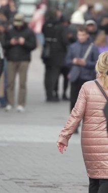 KYIV, UKRAINE - 6 Ekim 2024: Sonbaharda Ukrayna 'nın Kyiv kentinde kalabalık bir caddenin dikey videosu