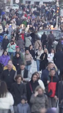 KYIV, UKRAINE - 6 Ekim 2024: Sonbaharda bir şehir caddesinde kalabalığın dikey videosu.