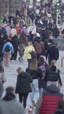 KYIV, UKRAINE - 6 Ekim 2024: Sonbaharda Ukrayna 'nın Kyiv kentinde kalabalık bir caddenin dikey videosu