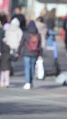 KYIV, UKRAINE - 6 Ekim 2024: Sonbaharda Ukrayna 'nın Kyiv kentinde kalabalık bir caddenin dikey videosu