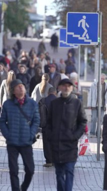 KYIV, UKRAINE - 6 Ekim 2024: Sonbaharda Ukrayna 'nın Kyiv kentinde kalabalık bir caddenin dikey videosu
