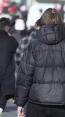 KYIV, UKRAINE - 6 Ekim 2024: Sonbaharda Ukrayna 'nın Kyiv kentinde kalabalık bir caddenin dikey videosu